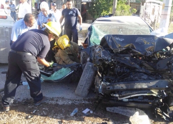 Bomberos están preparados para utilizar las tijeras de la vida