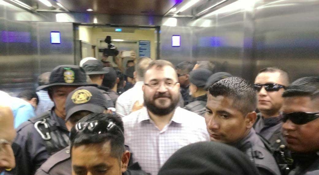 Llega Javier Duarte a tribunal para su segunda audiencia en Guatemala