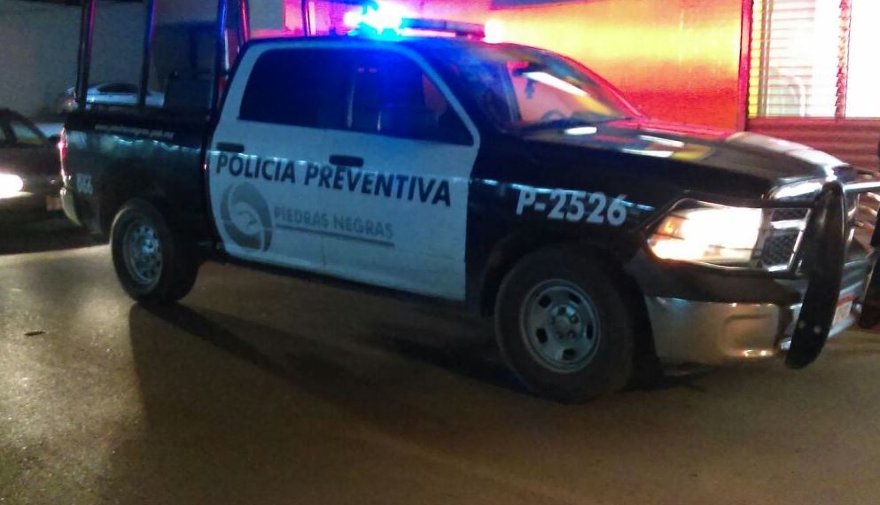 Compañeros de parranda lo navajean
