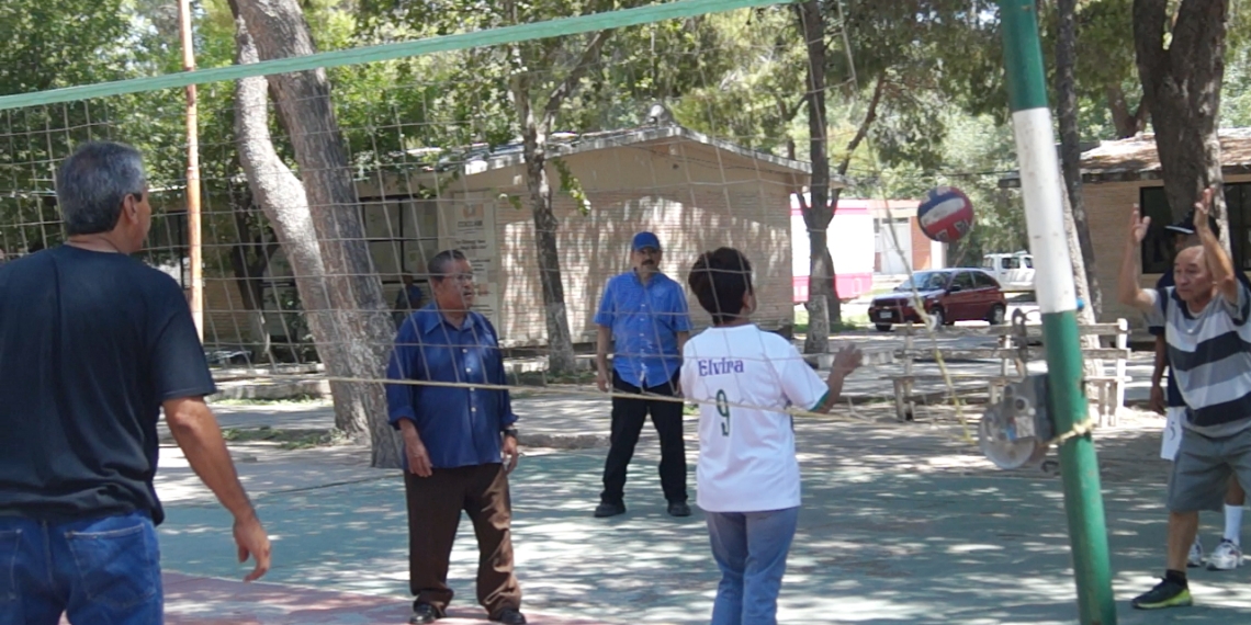 Adultos mayores juegan “cachibol” en el DIF