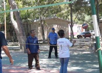 Adultos mayores juegan “cachibol” en el DIF
