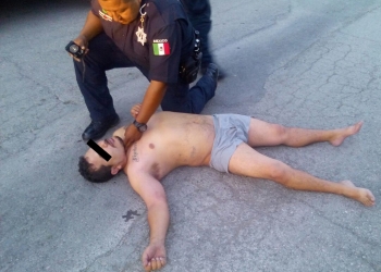 Encuentran a un hombre tirado y en ropa interior