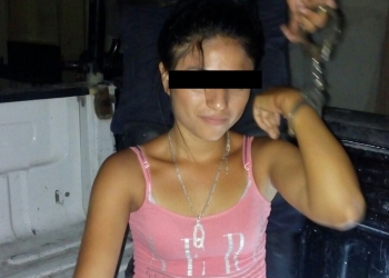 Jovencita le arrebata cadena a peatón