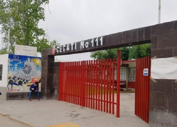 Lanzan bomba molotov en plantel educativo