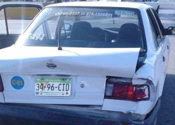 Se registra choque por alcance entre taxi y camión de trabajadores