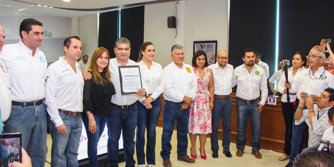 Entregan a Riquelme constancia de mayoría