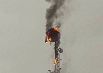 Cae rayo en antena de Telmex y la incendia
