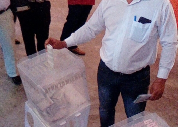Menera vota, esperará decisión en su casa de campaña