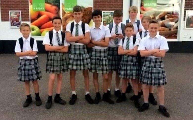 Niños van a clases en falda porque tiene calor; no los dejan usar short