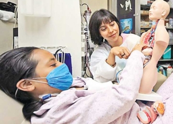 Estudian niños entre batas y estetoscopios