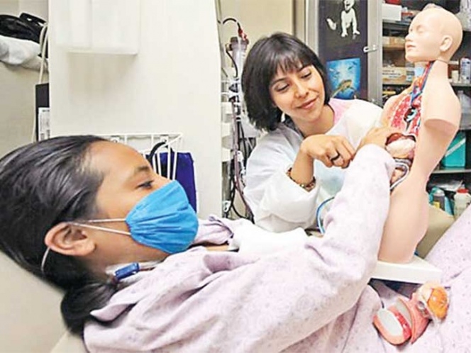 Estudian niños entre batas y estetoscopios