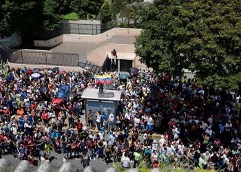 Grupo armado ataca centro de votación en Venezuela; hay una mujer muerta