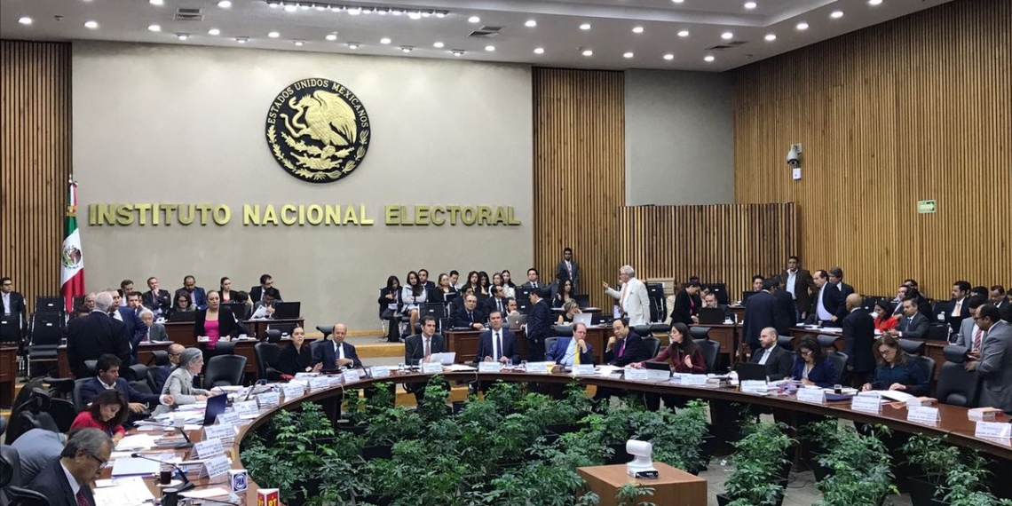 Entra en receso sesión del INE, queda pendiente tema de topes de campaña