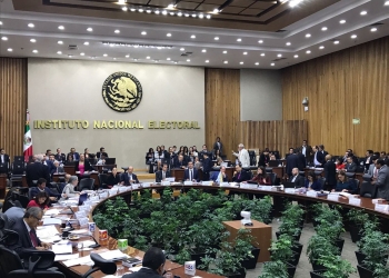 Entra en receso sesión del INE, queda pendiente tema de topes de campaña