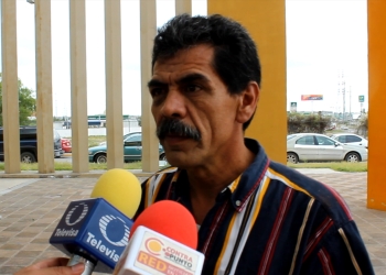 Un grupo de jóvenes golpea a un hombre afuera de su casa