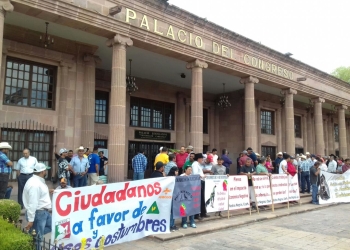 Galleros se manifiestan en el Congreso