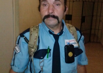 Guardia del IMSS se vuelve loco y agrede a personas