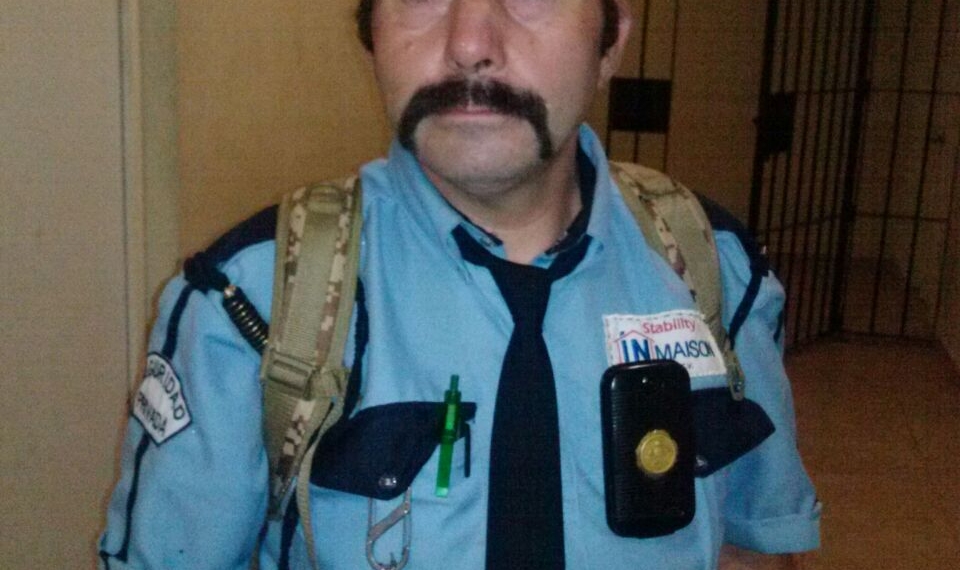 Guardia del IMSS se vuelve loco y agrede a personas