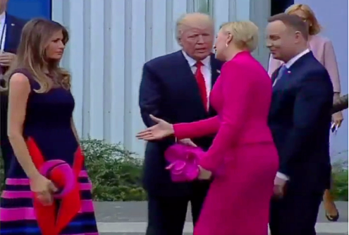 VIDEO: Primera dama de Polonia deja con la mano estirada a Trump