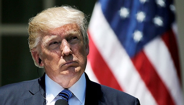 Presentan propuesta para destituir a Trump