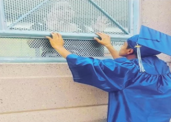 Joven se gradúa en EU y celebra en frontera junto a su madre deportada