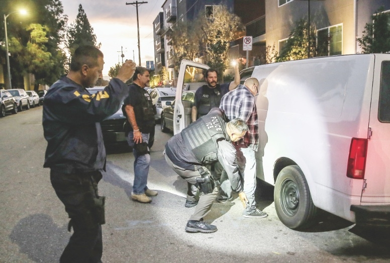 Cazan a migrantes con récord criminal