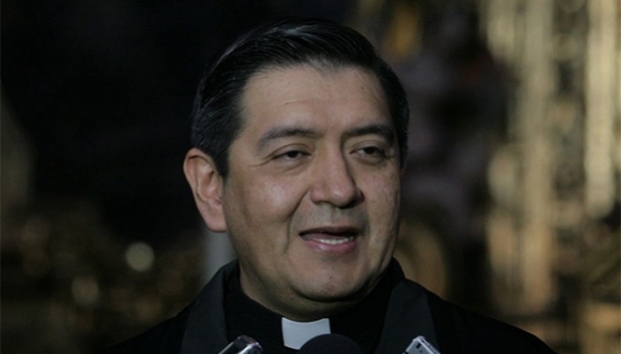Sale del hospital padre apuñalado en misa