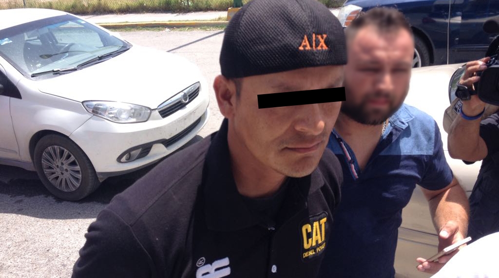 Conductor estampa su vehículo atrás de una pick up