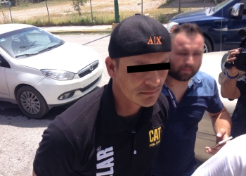 Conductor estampa su vehículo atrás de una pick up
