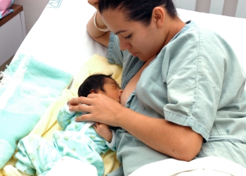 Incentiva el seguro social la lactancia materna en beneficio del bebé