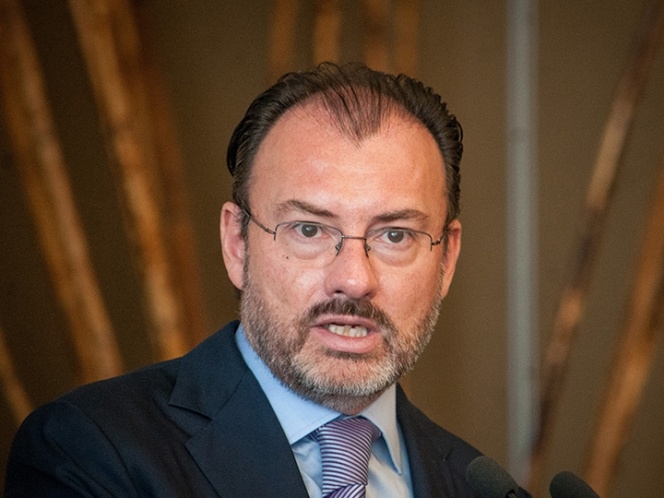 Cobarde el que usa poder contra democracia: Videgaray a Maduro