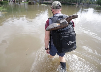 Se degrada ‘Harvey’ a depresión tropical; van 25 muertos