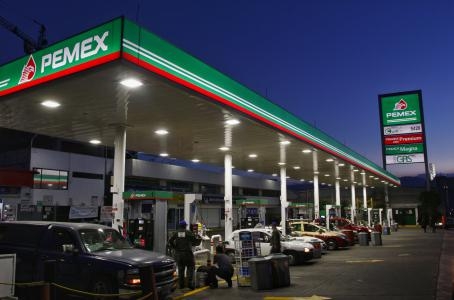 Pemex garantiza suministro de combustibles ante huracán Harvey