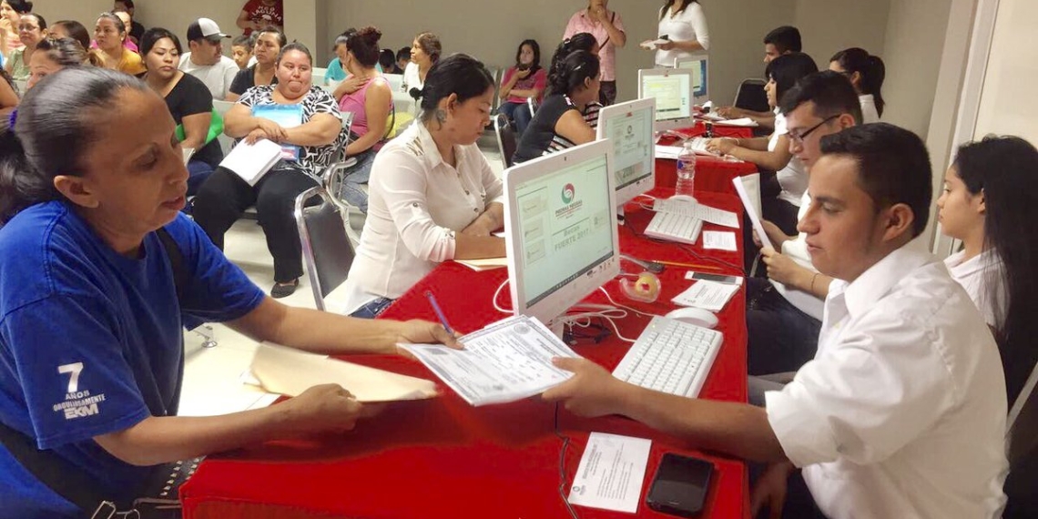 Reciben solicitudes de beca en la Presidencia Municipal
