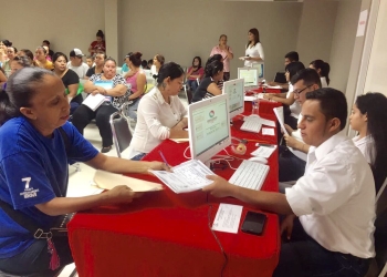 Reciben solicitudes de beca en la Presidencia Municipal