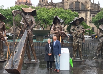 Mariachi de papel maché recibe récord Guinness; lluvia lo arruina