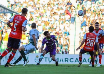 Mordida certera del Tiburón a Santos