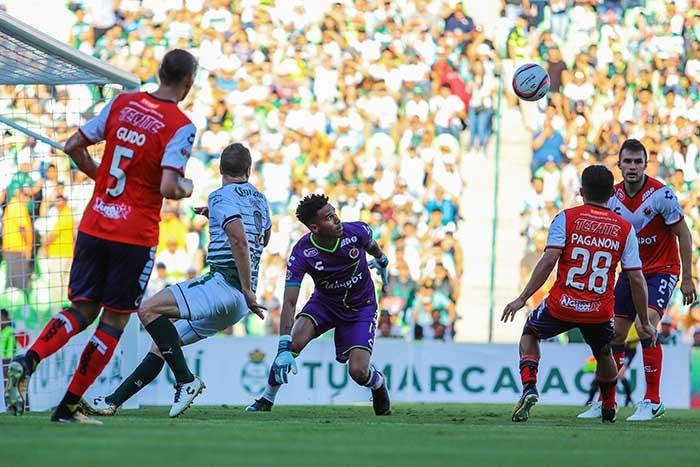Mordida certera del Tiburón a Santos