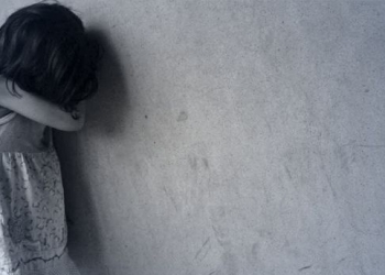 Casi matan a golpes a su hija de 7 años