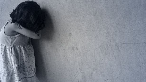 Casi matan a golpes a su hija de 7 años