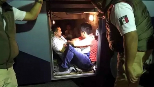 Hallan a 7 migrantes en maletero
