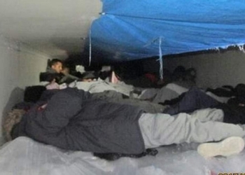 Detienen a 60 migrantes en camión refrigerador