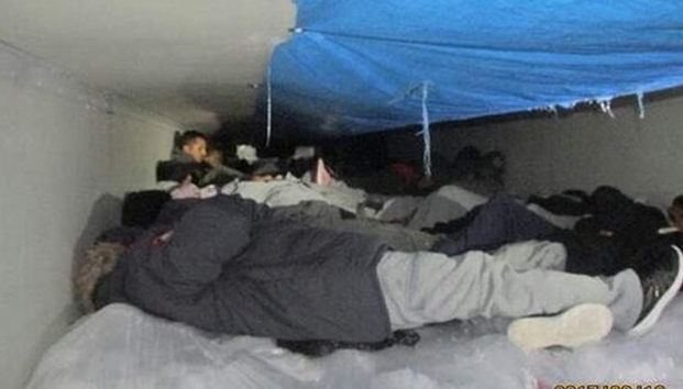 Detienen a 60 migrantes en camión refrigerador