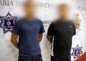 Violan policías municipales a una mujer
