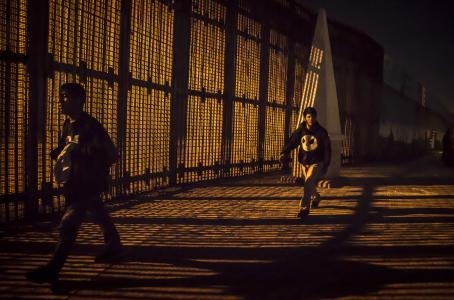 Rescatan a más de 100 migrantes