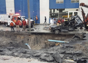 Engulle socavón a familia en Monterrey; buscan a mujer