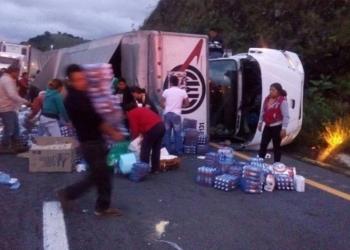 Vuelca tráiler y saquean víveres para damnificados por sismo