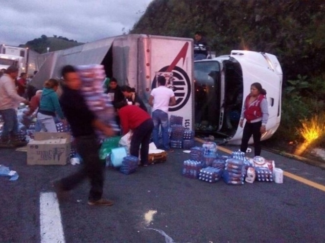 Vuelca tráiler y saquean víveres para damnificados por sismo