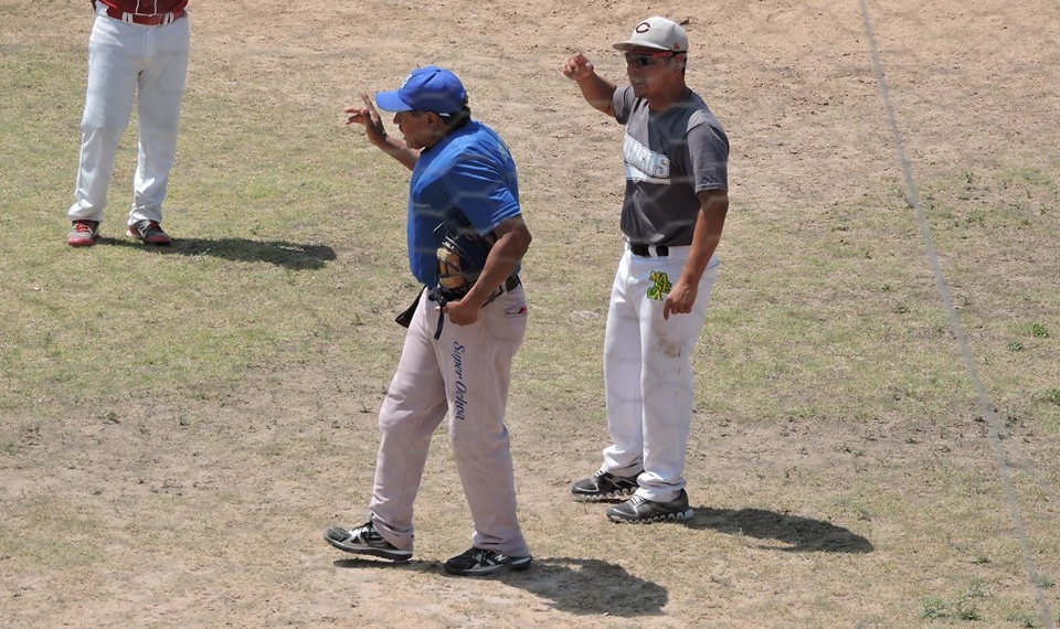 Ampáyer marca balk; expulsan a manager por reclamar