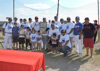 Médicos Jr. recibe placa de campeones de la liga Aficionados